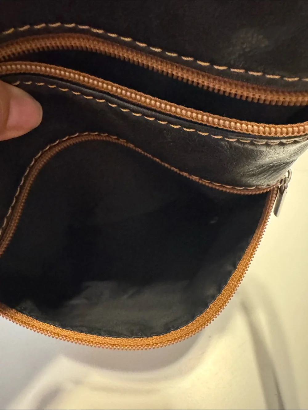 L’Artigiano Made in Italy Black Leather Crossbody Bag Multi Zip Organizer Purse